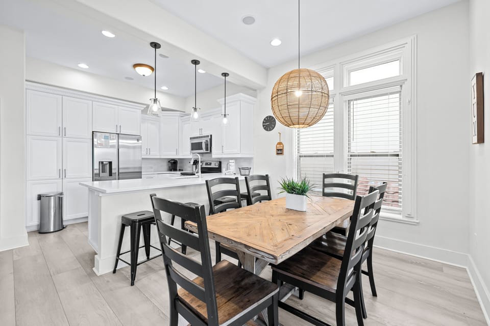 Second Floor Dining Area - Seating for 6