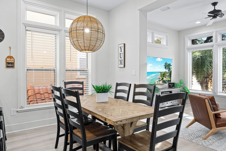 Second Floor Dining Area - Seating for 6