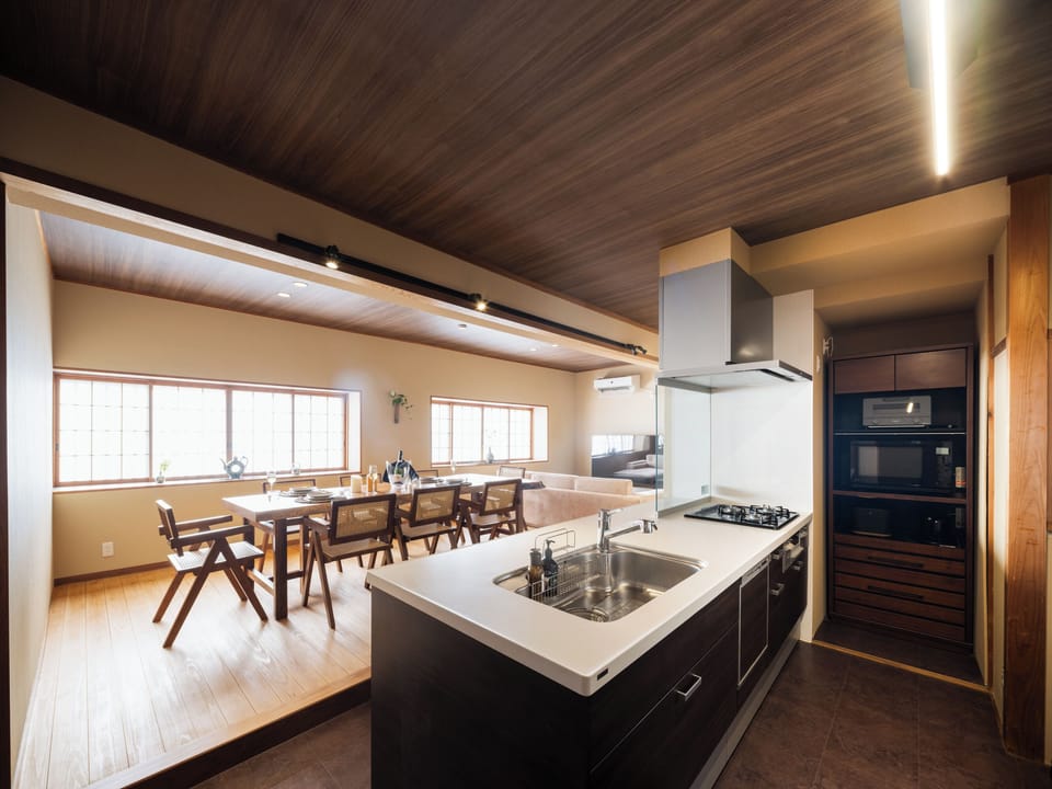 Deluxe Suite, City View | Private kitchen | Electric kettle