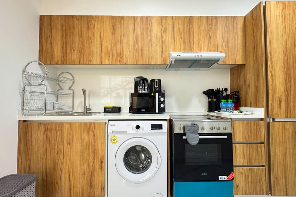 A sleek, modern kitchen equipped for both gourmet meals and quick snacks.