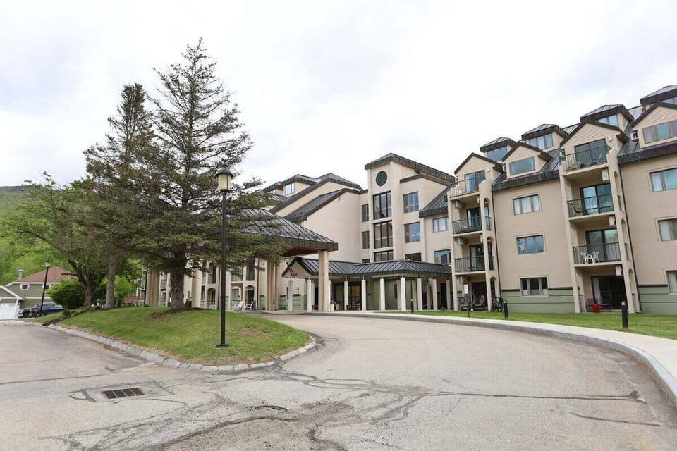 Front of Lincoln Resort Near Loon Mountain