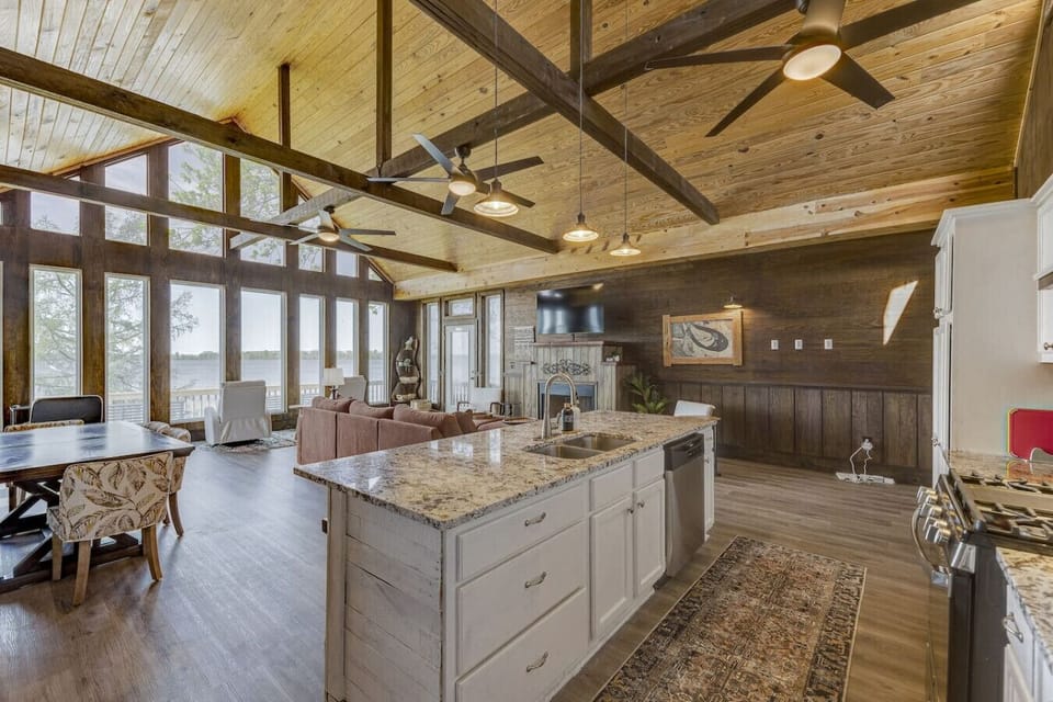 Beautiful Kitchen Island - The granite countertops, sink, dishwasher, breakfast bar seating w/4 bar stools makes meal prep a breeze!