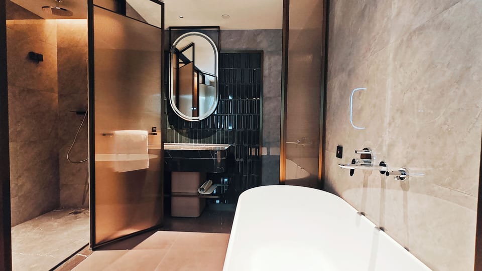 Supreme City Wall View Suite | Bathroom | Free toiletries, hair dryer, slippers, towels