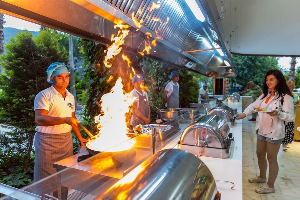3 restaurants; breakfast, lunch, and dinner served