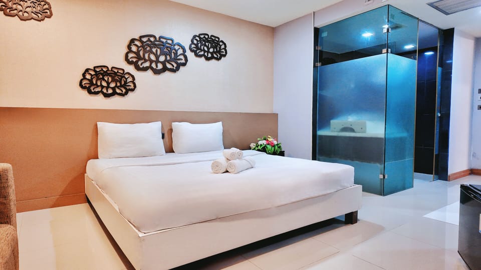 In-room safe, laptop workspace, blackout drapes, soundproofing
