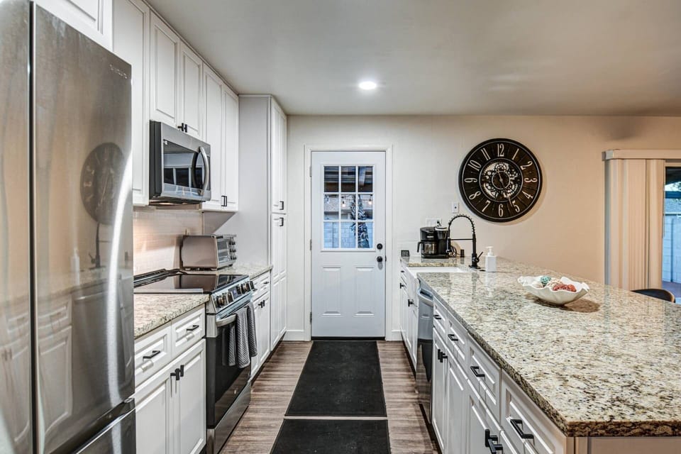 Whip up a feast in this conveniently laid out kitchen