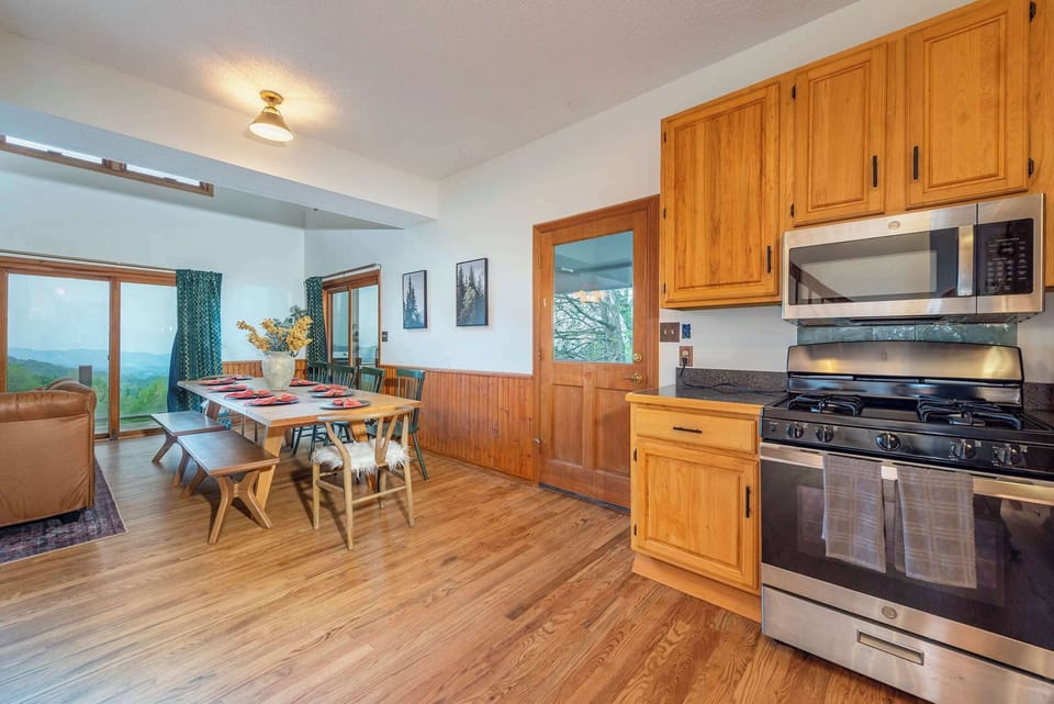Conveniently located next to the dining area, the fully stocked kitchen has everything you need to cook, serve, and enjoy.

