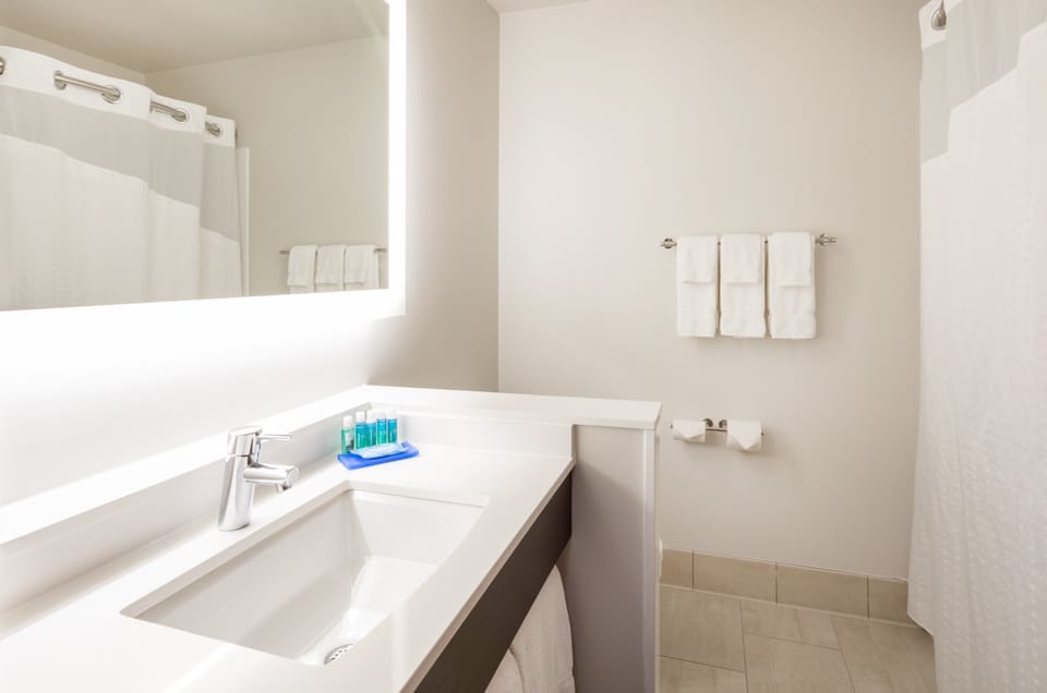 Combined shower/tub, free toiletries, hair dryer, towels