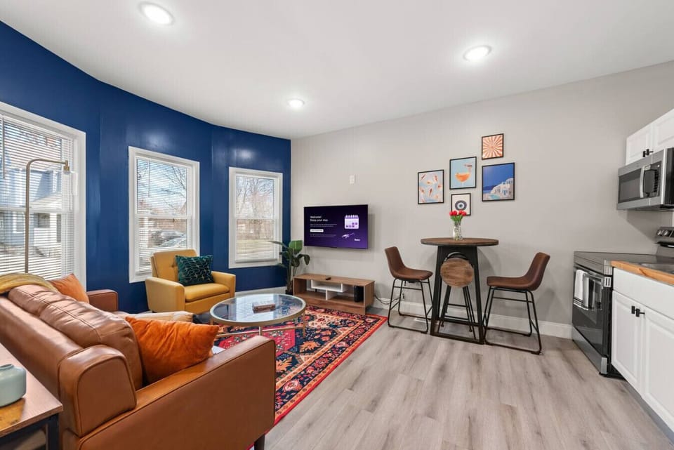 Living & dining area with seating for your group