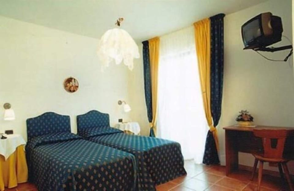 Comfort Double or Twin Room | Desk, free WiFi