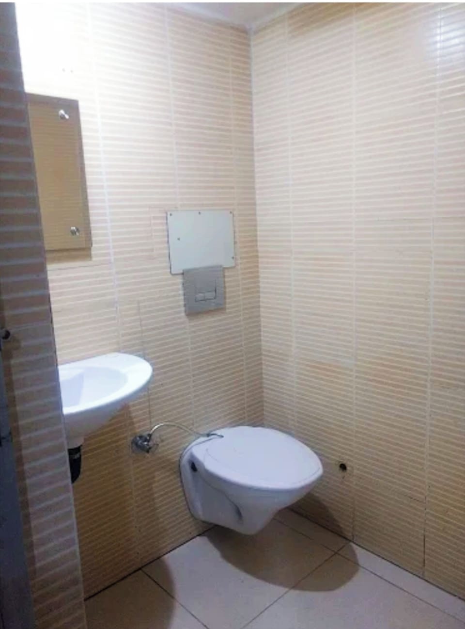 Executive Double Room, Air conditioning | Bathroom | Shower, free toiletries, slippers, soap
