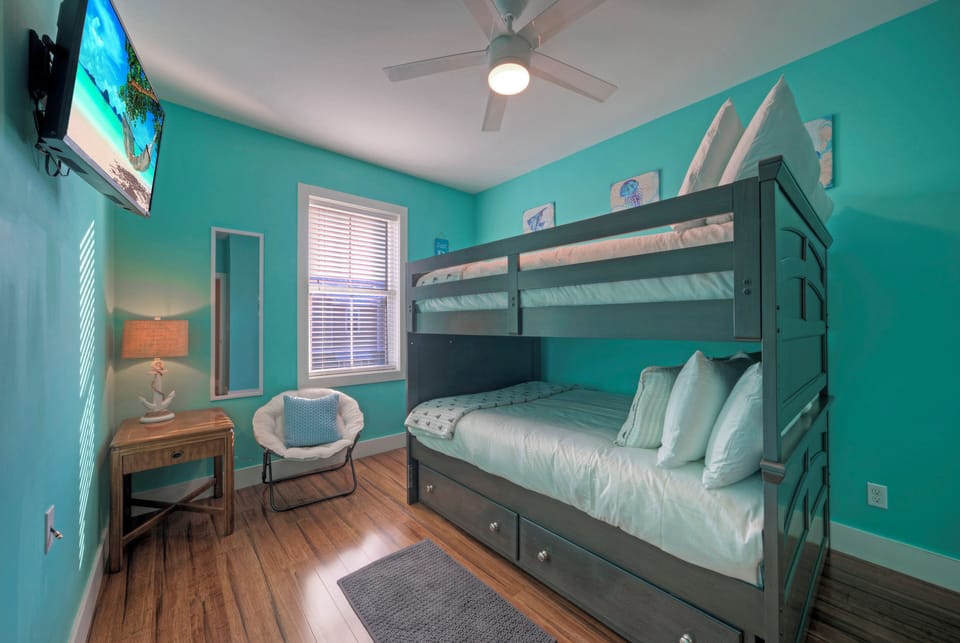 Bedroom 3 features a full-over-full bunk bed, a twin-size trundle, and a TV. (Villa La Isla)