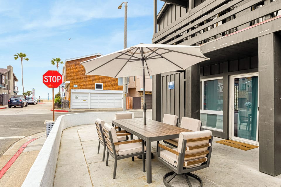 Street-facing patio with shaded outdoor dining, just moments from the sand and coastal neighborhood sights. (Sandy)