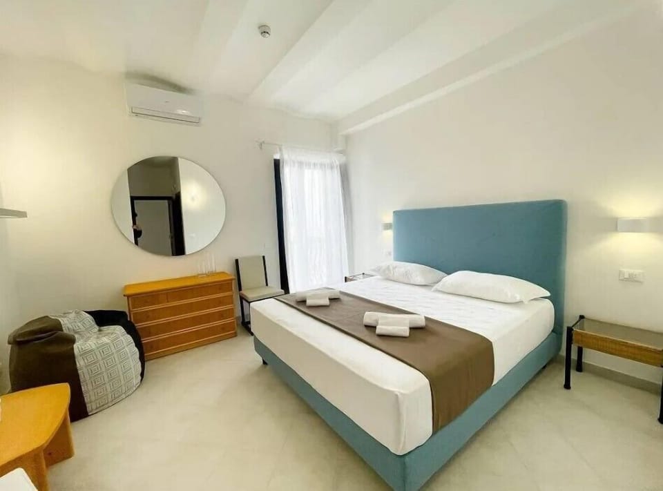 Deluxe Double Room, Sea View | Minibar, desk, free WiFi, bed sheets