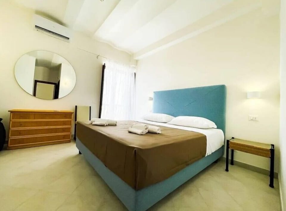 Deluxe Double Room, Sea View | Minibar, desk, free WiFi, bed sheets