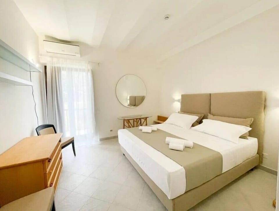 Minibar, desk, free WiFi, bed sheets