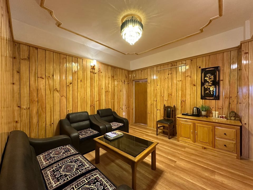 Suite | Desk, laptop workspace, WiFi (free)