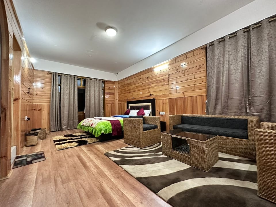 Suite | Desk, laptop workspace, WiFi (free)