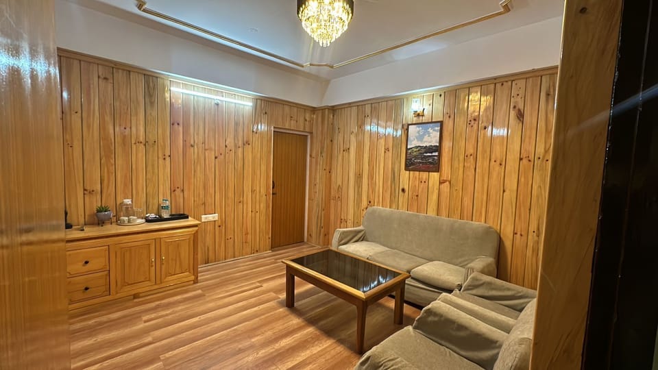 Suite | Desk, laptop workspace, WiFi (free)