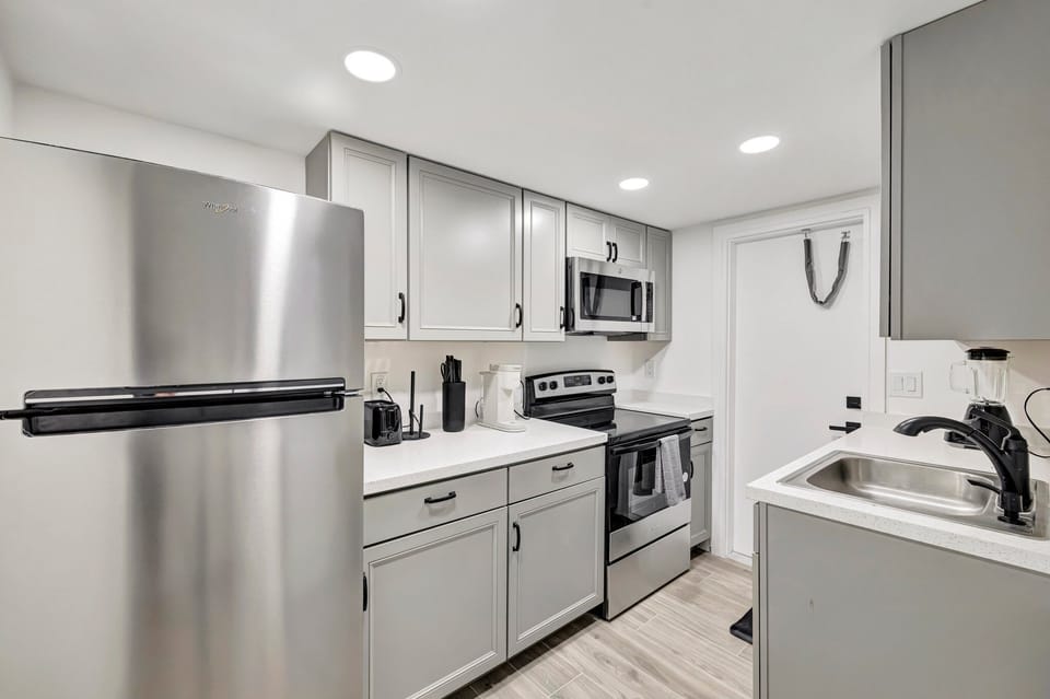 Deluxe Condo, 2 Bedrooms, Non Smoking, Patio | Private kitchen | Full-size fridge, microwave, oven, stovetop