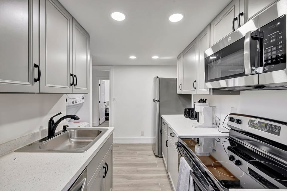 Deluxe Condo, 2 Bedrooms, Non Smoking, Patio | Private kitchen | Full-size fridge, microwave, oven, stovetop