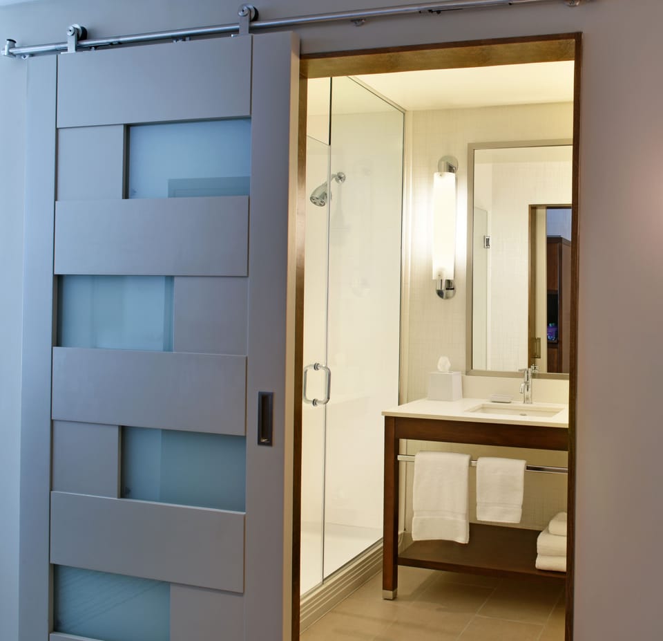 Combined shower/tub, free toiletries, hair dryer, towels