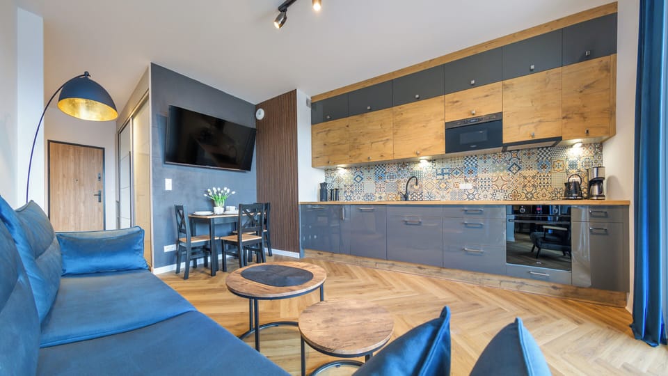 Apartament (29) | Private kitchen | Fridge, stovetop, electric kettle, cookware/dishes/utensils