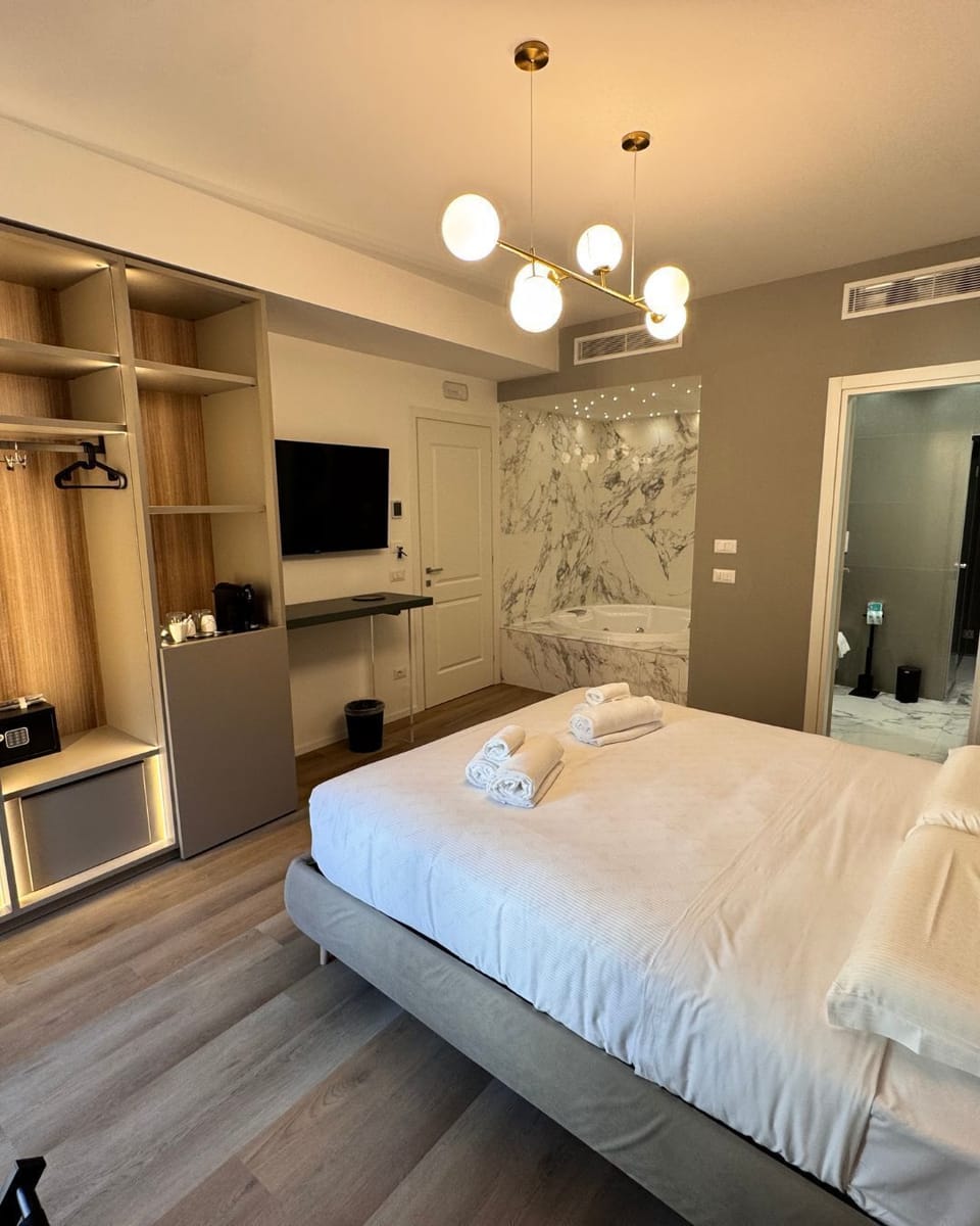 Luxury Double Room | Bathroom | Separate tub and shower, hair dryer, towels, soap