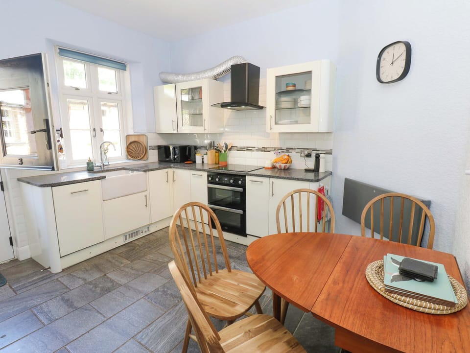 Fridge, microwave, dishwasher, cookware/dishes/utensils