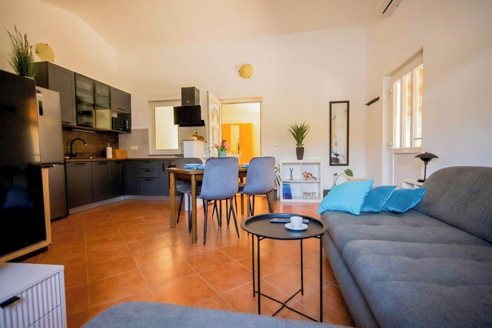 Family House, 2 Bedrooms, 2 Bathrooms (Casa Oliva Kim Marie /w Garden) | Living area | Flat-screen TV