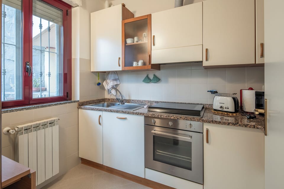 Apartment, City View | Private kitchen | Fridge, oven, stovetop, dishwasher