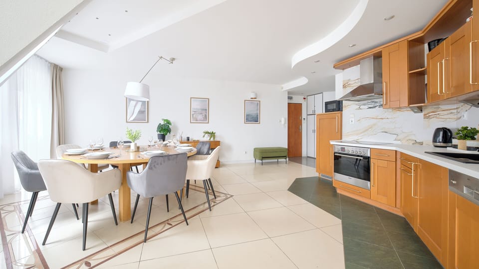 Apartment (59) | Private kitchen | Fridge, stovetop, electric kettle, cookware/dishes/utensils