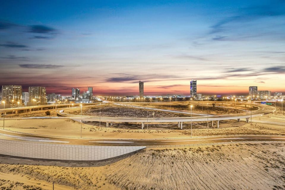 Stunning View: Experience breathtaking sunsets over Dubai’s dynamic skyline from your balcony!