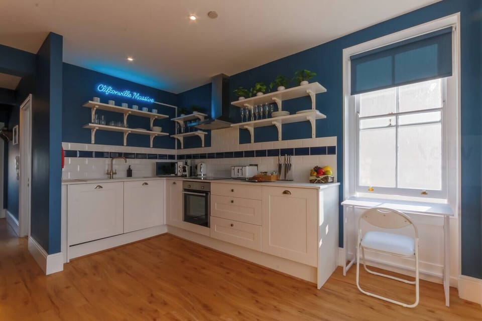 👨‍🍳 Kitchen
The fully equipped kitchen pairs timeless charm with modern convenience. Bold tones, brass finishes, and open shelving give it character, while amenities like a coffee machine, dishwasher, microwave, kettle, toaster, and hob ensure cooking is a pleasure—not a chore. Ideal for longer stays and self-catering breaks.