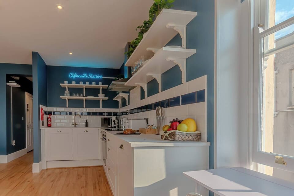 👩‍🍳 Fully Equipped Kitchen with Retro Chic
Prepare meals with ease in this well-appointed kitchen featuring open shelving, brass fixtures, and all the appliances you need—including a coffee machine, toaster, kettle, and microwave.
