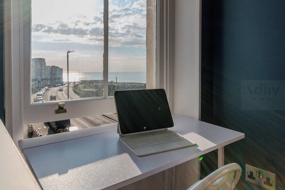 💻 Workspace
“A dedicated desk area with sea views—ideal for remote work, creative writing, or catching up on emails in a calm, inspiring setting.”
