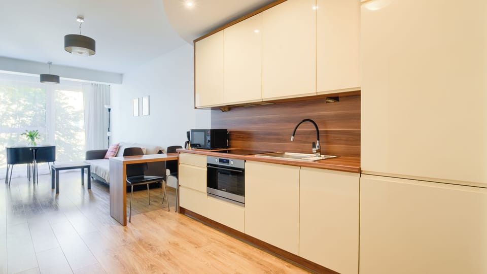 Apartment (14) | Private kitchen | Fridge, stovetop, electric kettle, cookware/dishes/utensils