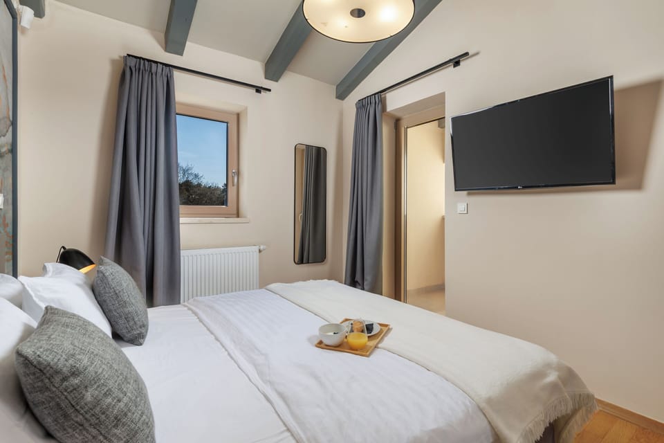 WiFi (free), bed sheets