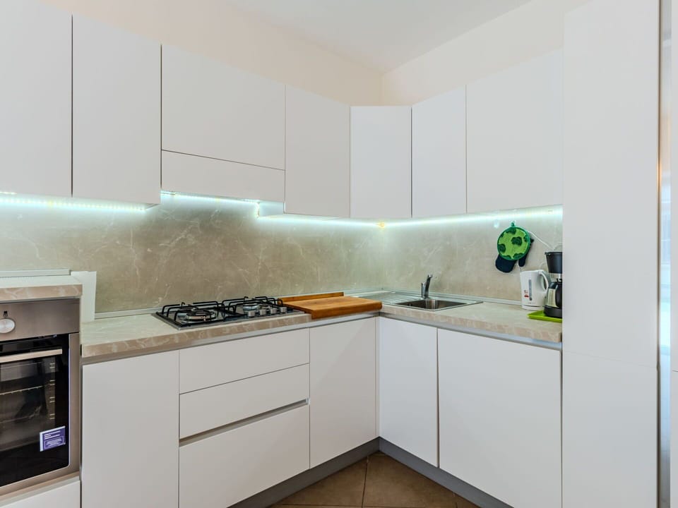Kitchen, Kitchen Appliance, Major Appliance, Countertop, Interior Design, Home Appliance, Flooring, Kitchen Stove, Cabinetry, Stove