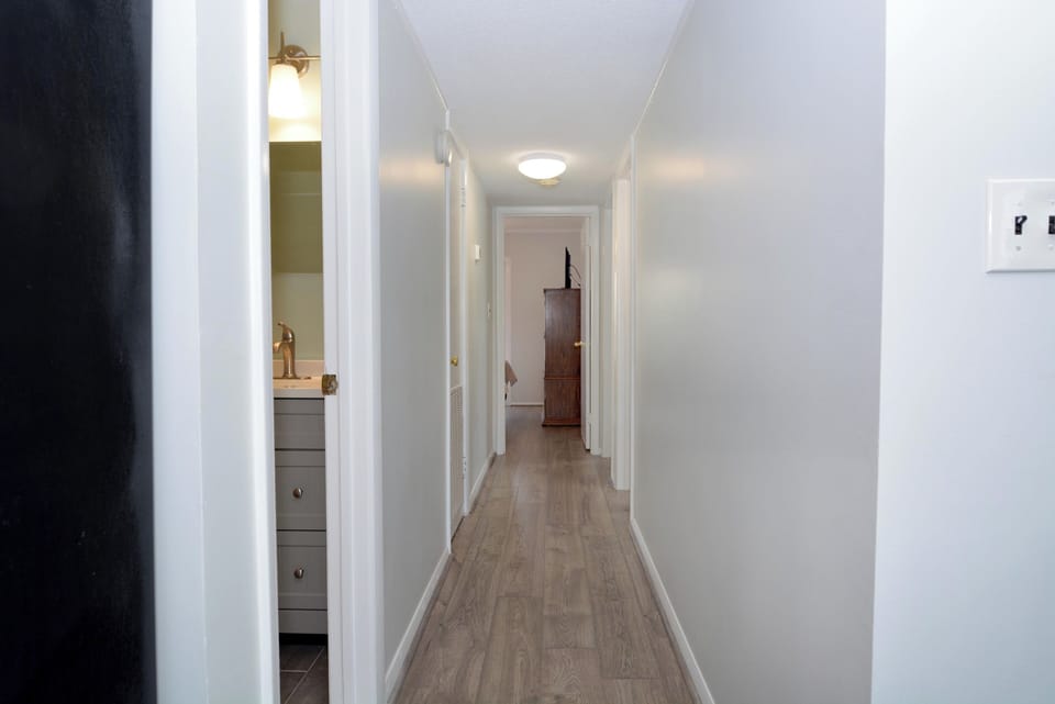 HALLWAY-TO-BEDROOMJ