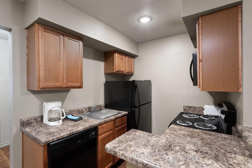 Coffee/tea maker, full-size fridge, microwave, stovetop