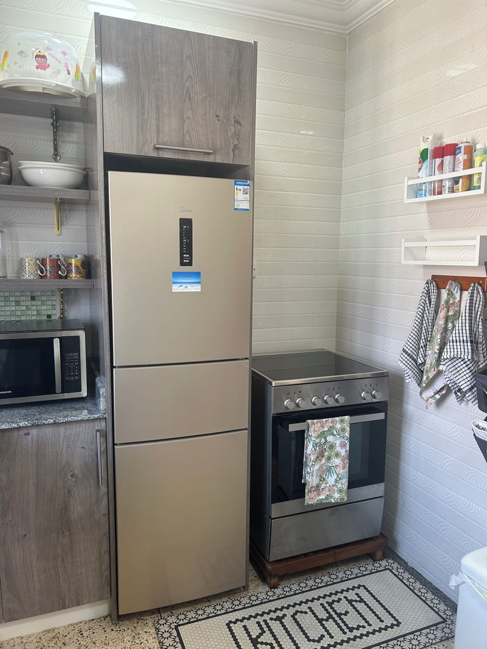 Full-size fridge, microwave, stovetop, cookware/dishes/utensils