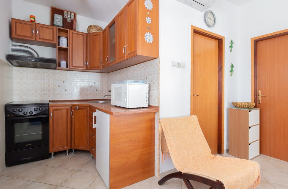 Standard Apartment, Patio, Garden View | Private kitchen | Full-size fridge, microwave, oven, stovetop