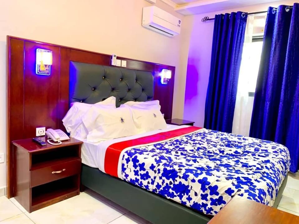 Suite, Balcony | In-room safe, desk, laptop workspace, soundproofing