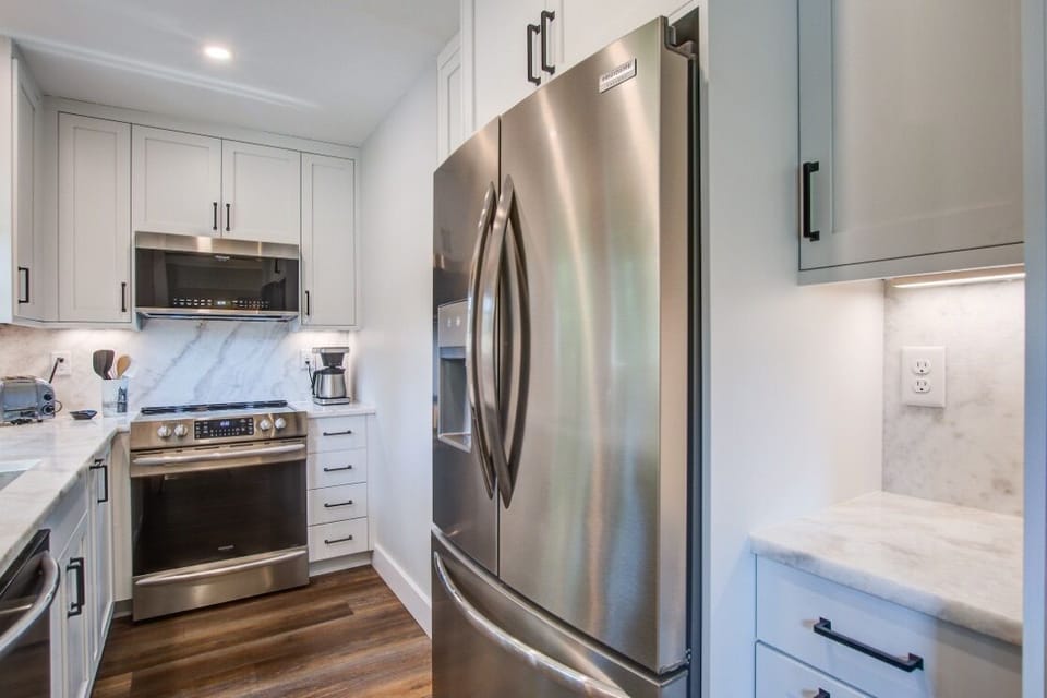 Fully equipped kitchen with new appliances