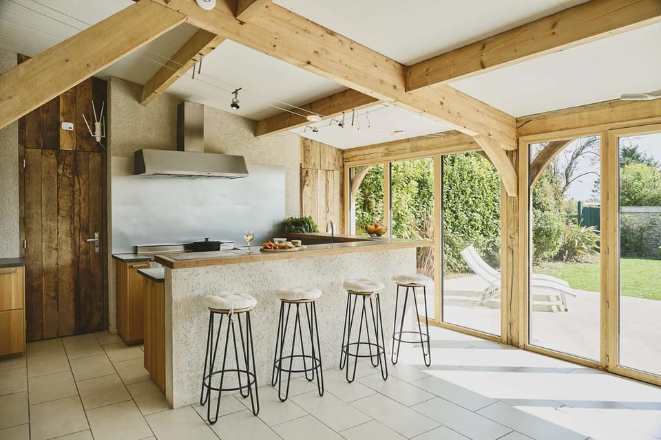 Open kitchen with bar
