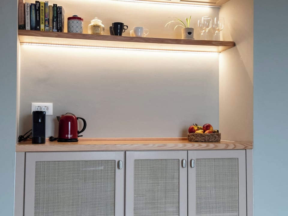 Deluxe Apartment, Balcony, City View | Private kitchenette | Electric kettle