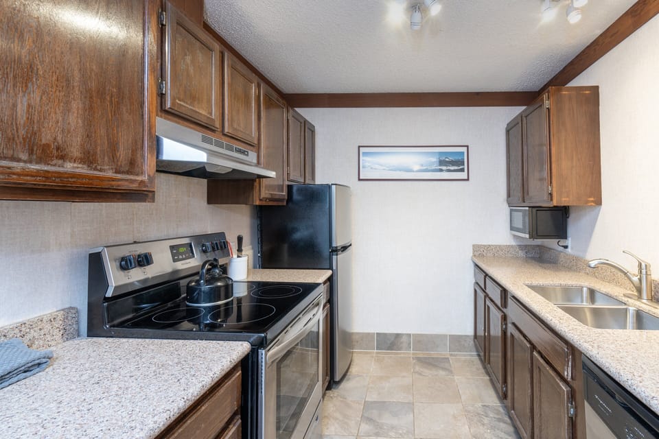 Condo, 1 Bedroom | Private kitchen | Fridge, oven, coffee/tea maker