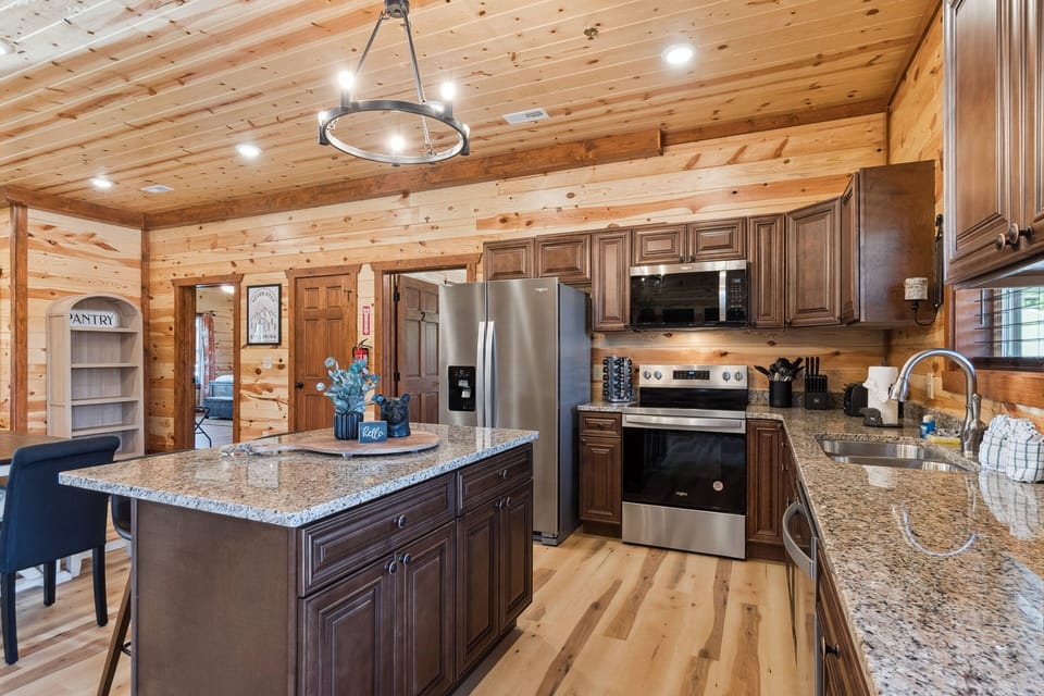 Cabin, Multiple Bedrooms | Private kitchen | Fridge, oven, coffee/tea maker, toaster