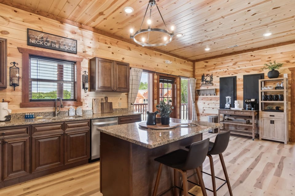 Cabin, Multiple Bedrooms | Private kitchen | Fridge, oven, coffee/tea maker, toaster